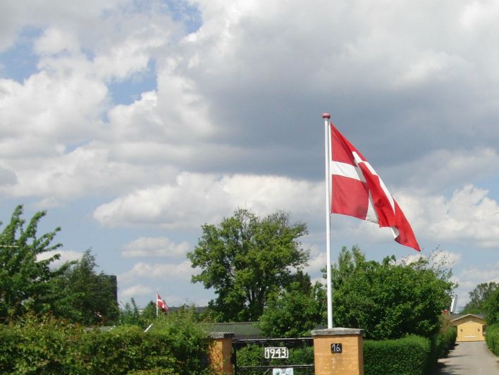 Rødt og hvidt flag, mod blå og hvid himmel.
Findes det smukkere ? Se det er den danske sommer. 